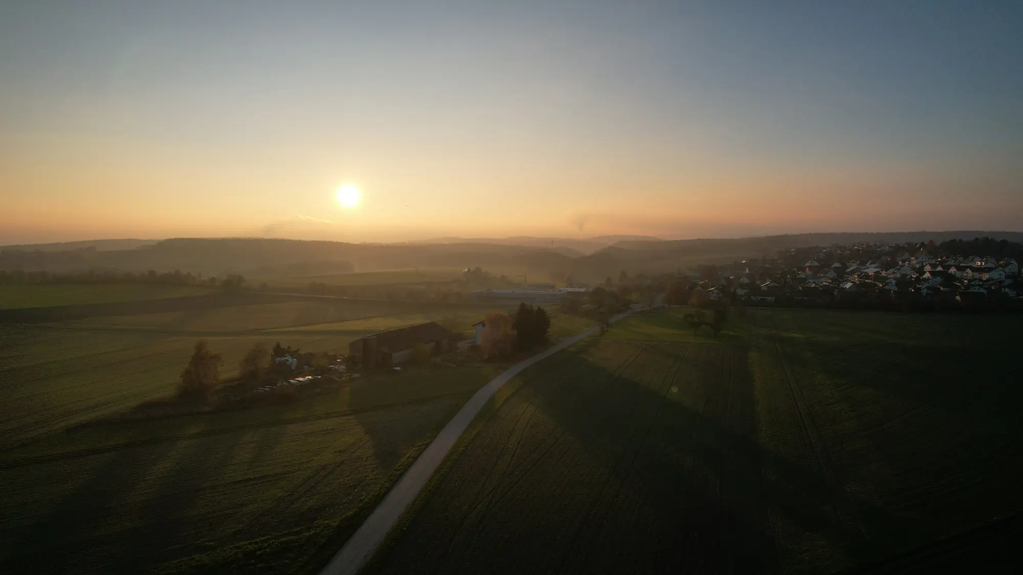 Drohnenaufnahme der Alb im Abendlicht