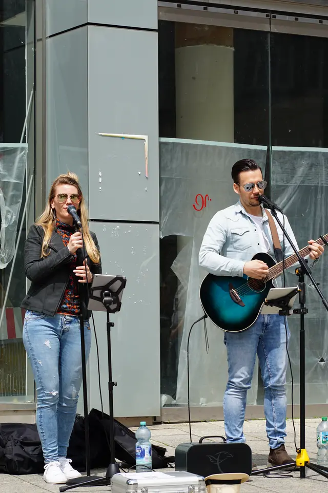 Zwei Musiker bei einem Auftritt in Ulm