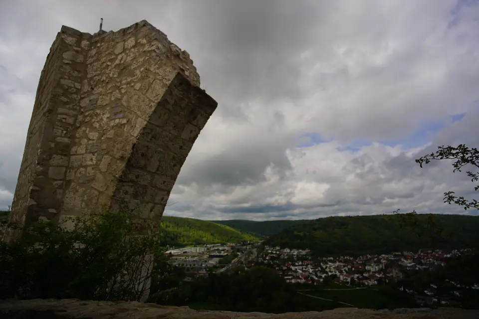 Burgruine über Blaubeuren unter dramatischen Wolken