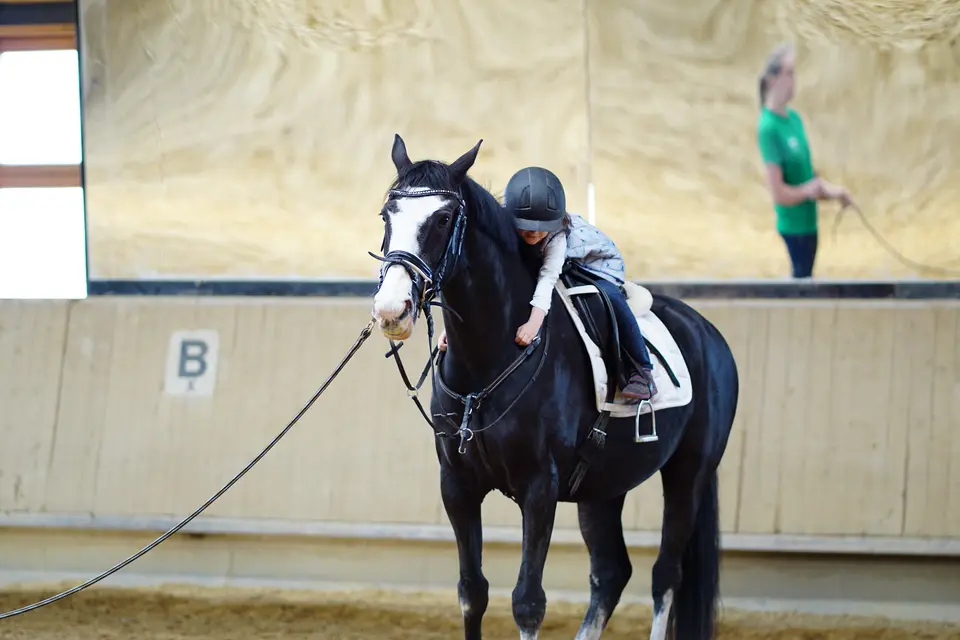 Kind lehnt sich liebevoll an ein Pferd