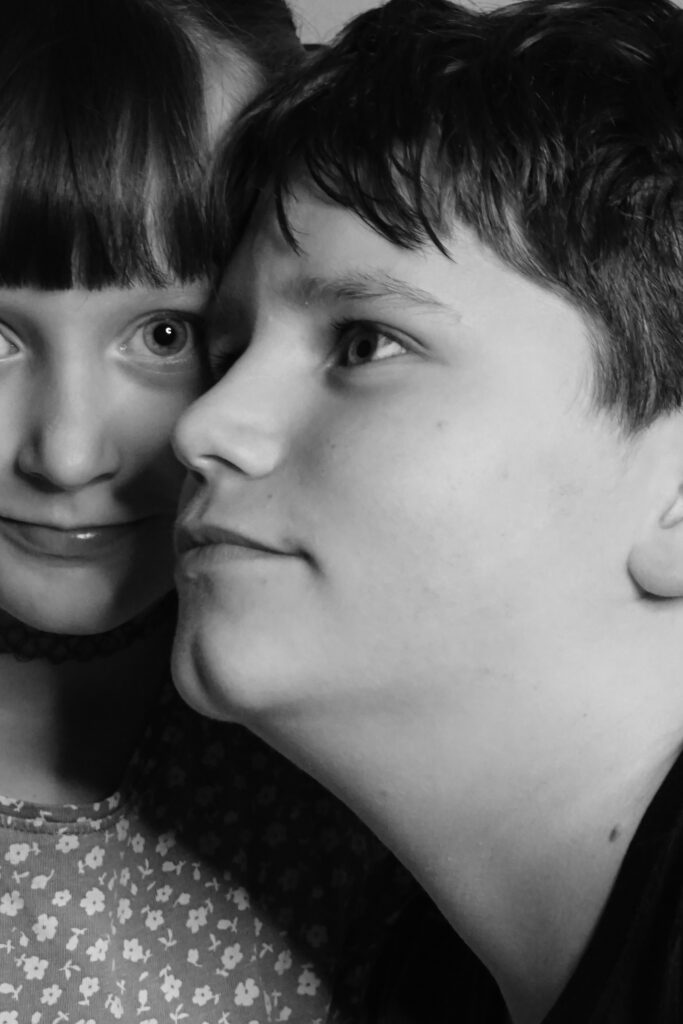 Porträt eines lächelnden Kindes in Schwarz-Weiß – Kinderfotografie Blaubeuren
